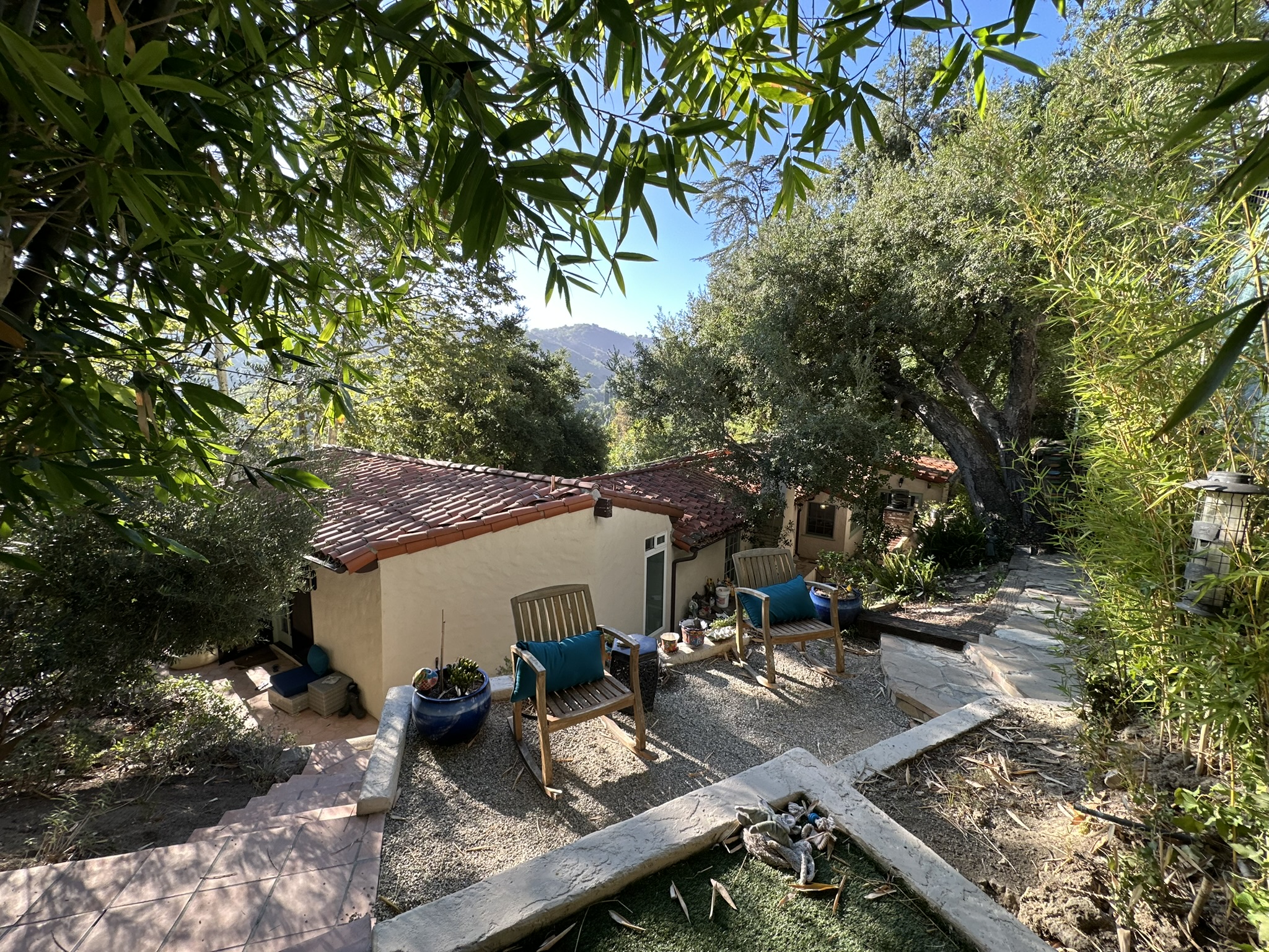 Coffee light in the canyon. The daily morning meeting of the locals.